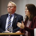 El ministro de Defensa de Suecia, Peter Hultqvis (L), y la ministra de Asuntos Exteriores, Ann Linde, dan una rueda de prensa tras una reunión en la sede del gobernante socialdemócrata en Estocolmo, Suecia, el 15 de mayo de 2022. El gobernante sueco socialdemócrata, ha decidido apoyar una candidatura sueca a la OTAN. (Suecia, Estocolmo) EFE/EPA/Fredrik Persson