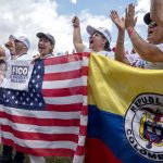 Residentes de Miami simpatizantes de Federico 'Fico' Gutiérrez, candidato a la Presidencia de Colombia por la coalición de derecha Equipo por Colombia, asisten a una manifestación en Miami, Florida, EE. Mayo 2022. EFE/EPA/CRISTOBAL HERRERA-ULASHKEVICH