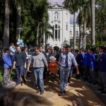 Excompañeros de Marcelo Pecci le rindieron un homenaje en la sede del Colegio San José, en Asunción (Paraguay). Marcelo Pecci, el fiscal asesinado en Colombia y a quien este domingo despidieron los paraguayos. EFE/ Nathalia Aguilar