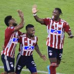Miguel Ángel Borja (i) de Junior celebra un gol hoy, en un partido de la Copa Sudamericana entre Junior y Oriente Petrolero en el estadio Metropolitano en Barranquilla (Colombia). EFE/Ricardo Maldonado