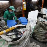 Trabajadores de la Asociación de Recicladores de Bogotá (ARB) seleccionan y organizan materiales recogidos en las calles, el 14 de mayo de 2022, en Bogotá ". EFE/ Mauricio Dueñas Castañeda