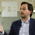 El ministro de Energía y Minas de Colombia, Diego Mesa, este miércoles durante una entrevista con la Agencia EFE en Madrid, donde aseguró que dejar de extraer hidrocarburos de manera inmediata sería "un suicidio" económico para el país, y abogó por la continuidad de las extracciones y del uso del polémico 'fracking' (fractura del suelo con agua) en la próxima administración. EFE/ Mariscal