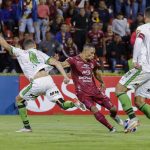 Anderson Plata (c) de Tolima disputa un balón con Marlon (i) de América hoy, en un partido de la Copa Libertadores entre Deportes Tolima y América MG en el estadio Manuel Murillo Toro en Ibagué (Colombia). EFE/Mauricio Dueñas Castañeda
