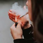 Mujer Fumando.Foto wirestockfreepik