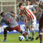 Kevin Zenon (d) de Unión disputa un balón con Yago de Fluminense hoy, en un partido de la Copa Sudamericana entre Unión y Fluminense en el estadio15 de Abril en Santa Fe (Argentina). EFE/Javier Escobar