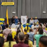 El candidato presidencial Rodolfo Hernández, aseguró este viernes que la clave para que Colombia pueda salir de la pobreza "es sacar a patadas a los políticos ladrones".