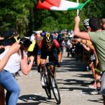 Carapaz arrebata la maglia rosa a Juanpe López