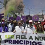 El candidato presidencial Sergio Fajardo (c) participa en el cierre de campaña hoy, en Bogotá. Este domingo es el último día permitido por la ley electoral para que los candidatos celebren actos en sitios públicos. EFE/ Carlos Ortega