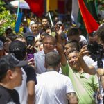 El candidato presidencial independiente, exalcalde de Bucaramanga Rodolfo Hernández, saluda a sus seguidores durante su visita a Piedecuesta. Hernández un ingeniero y empresario recorrió el parque del municipio de donde es oriundo. EFE/ Marco Valencia