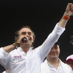 El candidato presidencial colombiano Federico "Fico" Gutiérrez, de la coalición de Equipo por Colombia, habla en Medellín durante el evento de cierre de la campaña Presidencial. EFE/Luis Eduardo Noriega A.