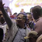 Ante unas 40.000 personas reunidas en la céntrica Plaza de Bolívar de Bogotá, destino de la mayoría de manifestaciones de los últimos tres años que han condensado el descontento social, Petro hizo un alegato por una sociedad más formada, con educación pública y por retomar la producción en Colombia. EFE/ Carlos Ortega