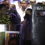 La candidata a la Vicepresidencia de Colombia Francia Márquez, fórmula del candidato de izquierdas a la Presidencia de Colombia, Gustavo Petro, habla durante el cierre de su campaña, hoy, en la céntrica Plaza de Bolívar de Bogotá. EFE/ Carlos Ortega
