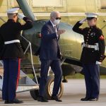 El presidente de los Estados Unidos, Joe Biden (C), desembarca el Marine One para abordar el Air Force One en la base aérea de Yokota en Fussa, Tokio, Japón, el 24 de mayo, gira por Asia que comenzó en Corea del Sur. (Japón, Corea del Sur, Estados Unidos, Tokio) EFE/EPA/KIMIMASA MAYAMA