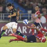 Edwin Velasco (d) de Junior disputa un balón con Mauro Luna de Unión hoy, en un partido de la Copa Sudamericana entre Junior y Unión Santa Fe en el estadio Metropolitano en Barranquilla (Colombia). EFERicardo Maldonado