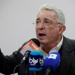 El expresidente de Colombia Álvaro Uribe Vélez, mientras habla durante una rueda de prensa en Bogotá. EFE/ Carlos Ortega