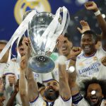 Karim Benzema (C) del Real Madrid levanta el trofeo mientras sus compañeros celebran tras ganar la final de la UEFA Champions League entre el Liverpool FC y el Real Madrid en el Stade de France de Saint-Denis , cerca de París, Francia, 28 de mayo de 2022. (Liga de Campeones, Francia) EFE/EPA/YOAN VALAT