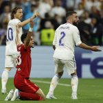 Saint-denis (Francia), 28/05/2022.- Luis Díaz (C) del Liverpool y Dani Carvajal (D) del Real Madrid reaccionan durante la final de la UEFA Champions League entre el Liverpool FC y el Real Madrid en el Stade de France de Saint- Denis, cerca de París, Francia, 28 de mayo de 2022. (Liga de Campeones, Francia) EFE/EPA/YOAN VALAT