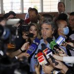 El candidato a la Presidencia de Colombia por la Coalición Centro Esperanza, Sergio Fajardo (c), da declaraciones luego de votar hoy, en Medellín. EFE/Luis Eduardo Noriega A.
