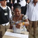 La candidata a la vicepresidencia de Colombia por la coalición Pacto Histórico, Francia Márquez, deposita su voto hoy, durante la jornada de elecciones para elegir presidente de Colombia para el periodo 2022-2026 en Suárez, departamento del Cauca (Colombia). EFE/ Ernesto Guzmán Jr
