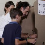 El candidato a la Presidencia de Colombia por la Coalición Equipo por Colombia, Federico 'Fico' Gutiérrez (c), marca su voto acompañado de su esposa Margarita Gómez (i) y su hijo Pedro hoy, en Medellín (Colombia). EFE/Luis Eduardo Noriega A.