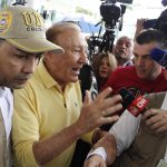 Rodolfo Hernández habla luego de votar hoy, en el centro de votación del colegio Santander en Bucaramanga.EFE/Mario Caicedo