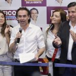 El candidato Federico "Fico" Gutiérrez (c) habla acompañado por su esposa Margarita Gómez (i) y su candidato a la vicepresidencia Rodrigo Lara (d) hoy, al final de la jornada de elecciones para elegir presidente de Colombia para el periodo 202-2026 en Bogotá .