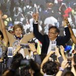 El candidato a la presidencia de Colombia Gustavo Petro (2-d) celebra junto a su esposa Verónica Alcocer (2-i) y su candidata a la vice presidencia Francia Márquez (d) hoy, al final de la jornada de elecciones para elegir presidente de Colombia para el periodo 2022-2026 en Bogotá. EFE/Mauricio Dueñas Castañeda
