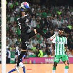Kevin Mier arquero de Nacional en acción durante partido entre Atlético Nacional y Millonarios F.C. por la fecha 2 de los cuadrangulares semifinales como parte de la Liga BetPlay DIMAYOR I 2022 jugado en el estadio Atanasio Girardot de la ciudad de Medellín. Foto: VizzorImage / Luis Benavides / Cont