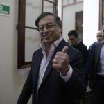 El candidato presidencial colombiano Gustavo Petro, de la coalición de izquierda Pacto Histórico, saluda hoy tras llegar a una rueda de prensa. EFE/ Carlos Ortega