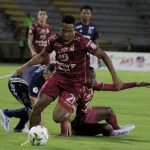 Andres Ibargüen de Deportes Tolima y Andres Cadavid, Yulian Gomez de Deportivo Independiente Medellin disputan el balon durante partido de la fecha 2 de los cuadangulares semifinales entre Deportes Tolima y Deportivo Independiente Medellin por la Liga BetPlay DIMAYOR I 2022, en el estadio Manuel Murillo Toro de la ciudad de Ibague. Foto: VizzorImage / Juan Torres / Cont.