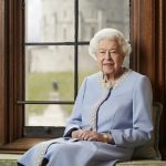 Un nuevo retrato de la Reina Isabel II publicada en la cuenta oficial de twitter de la Casa Real británica, con motivo de la celebración desde este jueves del Jubileo de Platino, que conmemora los 70 años de reinado de Isabel II, con actos que pretenden ensalzar el legado de la monarca más longeva del país. EFE/Twitter The Royal Family/Ranald Mackechnie