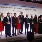 El rey Felipe posa para la foto de familia con los galardonados durante el acto de entrega de los Premios Internacionales de Periodismo Rey de España, convocados por la Agencia EFE y la Agencia Española de Cooperación Internacional para el Desarrollo (Aecid), que tiene lugar este jueves en Casa de América, en Madrid. EFE/JuanJo Martín