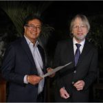 El exalcalde de Bogotá Antanas Mockus, un referente de centroizquierda y el movimiento verde en el país, mostró este viernes su apoyo al candidato de izquierdas, Gustavo Petro, que sigue recogiendo apoyos del centro para llegar a la Presidencia de Colombia.
