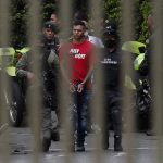 Uno de los capturados por el homicidio del fiscal paraguayo Marcelo Pecci, es trasladado a Cartagena desde el búnker de la Fiscalía General de la Nación, en Medellín.. EFE/Luis Eduardo Noriega A