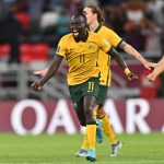 Awer Mabil (C) de Australia y sus compañeros celebran tras ganar la tanda de penaltis del partido de fútbol clasificatorio para el playoff intercontinental de la Copa Mundial de la FIFA 2022 entre Australia y Perú en Al Rayyan, Qatar, el 13 de Junio ​​de 2022. EFE/EPA/Noushad Thekkayil