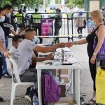 Una ciudadana colombiana residente en Venezuela acude a votar durante el inicio de los comicios de la segunda vuelta de las elecciones presidenciales, hoy, en el Puente Internacional Simón Bolívar, en la fronteriza La Parada (Colombia). EFE/ Mario Caicedo