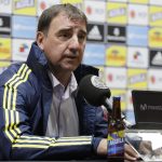 Néstor Lorenzo habla durante su presentación como nuevo entrenador de la Selección Colombia hoy, en Bogotá. EFE/ Carlos Ortega