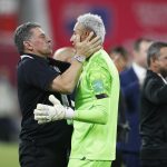 El seleccionador nacional de Costa Rica Luis Fernando Suárez (i) celebra con su portero Keylor Navas el triunfo ante Nueva Zelanda, tras el encuentro clasificatorio para el Mundial de fútbol de Catar 2022 disputado entre Costa Rica y Nueva Zelanda, este martes en el estadio Al Rayyan Stadium de Doha. EFE/ Alberto Estévez