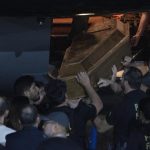 Los cuerpos del periodista británico Dom Phillips y el indigenista brasileño Bruno Araújo fueron hallados en una recóndita región de selva tras ser guiados por uno de los dos hermanos detenidos en relación a la desaparición y quien confesó haber asesinado a ambos con un arma de fuego tras ser visto practicando pesca ilegal. EFE/ Joédson Alves