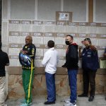 Ciudadanos hacen fila para votar hoy, en el Colegio Santander, en Bucaramanga (Colombia). Los colegios electorales de Colombia abrieron este domingo para la decisiva segunda vuelta presidencial en la que los ciudadanos podrán elegir entre el izquierdista Gustavo Petro y el populista independiente Rodolfo Hernández. . EFE/ Luis Eduardo Noriega A.