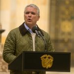 El presidente de Colombia, Iván Duque, pronuncia un discurso después de votar hoy, en Bogotá (Colombia). Duque hizo un llamado este domingo, tras depositar su voto para la segunda vuelta presidencial, a tener "confianza en las instituciones y con plena confianza en el veredicto del pueblo colombiano". EFE/ Natalia Pedraza