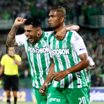Jugadores de Atlético Nacional celebran un gol en el triunfo 3-1 sobre Deportes Tolima en el partido de Ida de la final de la LIGA BetPlay DIMAYOR I-2022
