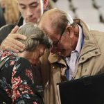 Una pareja víctima de las FARC mientras se abraza durante la audiencia de reconocimiento de los exjefes de las FARC ante la JEP, hoy en Bogotá. Los líderes del último secretariado de la extinta guerrilla de las FARC reconocieron este jueves ante la Justicia Especial para la Paz (JEP) y familiares de secuestrados crímenes cometidos. EFE/ Jurisdicción Especial Para La Paz