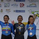 La ciclista ecuatoriana Miryam Maritza Nuñez (c), ganadora de la medalla de oro, pos acompañada por la colombiana Serika Gulumá (i), medalla de plata, y la venezolana Lilibeth Chacón, medalla de bronce, en el podio de contrarreloj individual femenina en el ciclismo hoy, en los XIX Juegos Bolivarianos en Valledupar (Colombia). EFE/Luis Eduardo Noriega A.