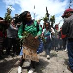 Manifestantes marchan hoy, en el día trece de las manifestaciones antigubernamentales, en Quito (Ecuador).EFE/ José Jácome