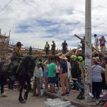 En los videos publicados en las redes sociales, se ve como durante una corraleja -como se conoce a las fiestas populares de toros en Colombia- se desplomó una tribuna de madera que estaba atestada de gente, pese a que no se veía muy sólida. EFE/ Policía Nacional De Colombia
