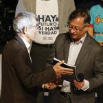 El presidente de la Comisión de la Verdad de Colombia, el sacerdote jesuita Francisco De Roux (izq.), le entrega el informe final construido por la Comisión al presidente electo Gustavo Petro, hoy en Bogotá. EFE/ Mauricio Dueñas Castañeda