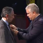 Duque condecora al fiscal que pidió preclusión del caso judicial de Uribe