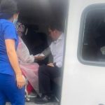 El fiscal general, Francisco Barbosa es revisado despues de que el avión en el que viajaba tuvo que aterrezar de emergencia en Palanquero