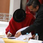Firma de la 'Acta por la Paz' que pone fin al paro nacional en Ecuador.Foto Oficina de Comunicaciones del Ecuador